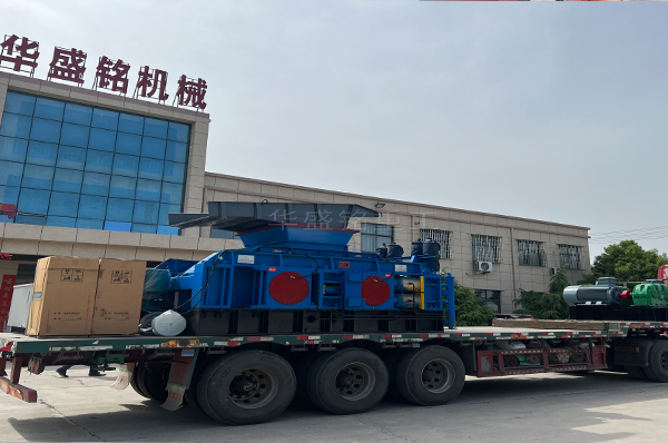 大(da)型(xing)對輥破(po)碎機+振動(dong)篩(shai)裝車(che)髮徃雲(yun)南(nan)