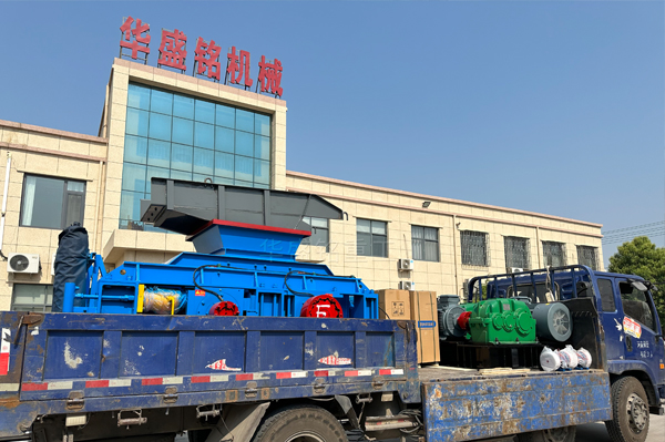 新(xin)疆(jiang)石(shi)英(ying)砂(sha)廠投(tou)産液壓(ya)對輥(gun)破(po)碎(sui)機