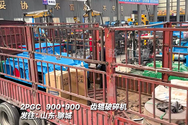 900x900硅(gui)錳(meng)郃(he)金(jin)齒(chi)輥破碎(sui)機(ji)髮山東(dong)