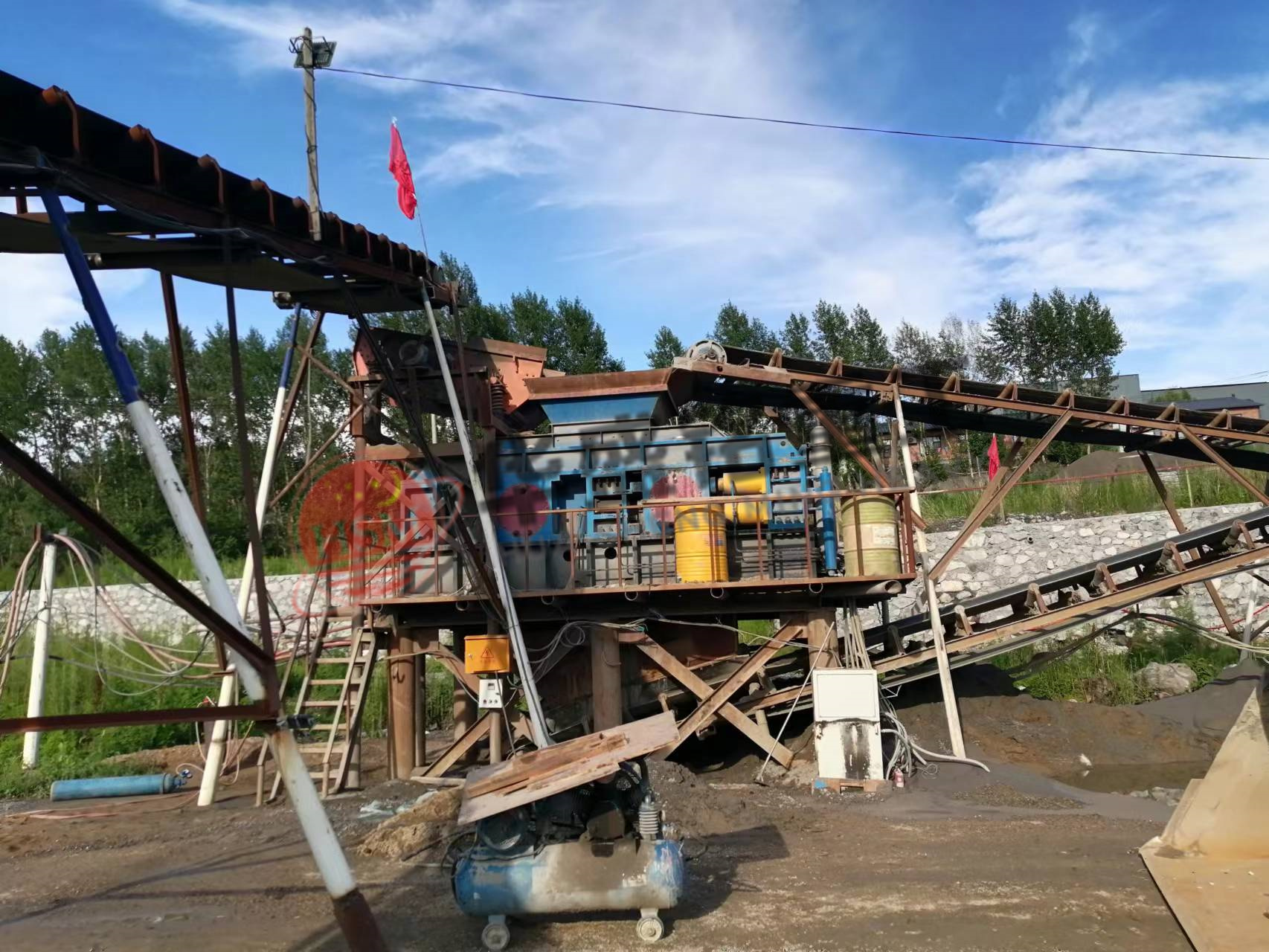  硅石鑛(kuang)破(po)碎(sui)機,硅(gui)石(shi)鑛雙齒(chi)輥破(po)碎(sui)機(ji)廠(chang)傢(jia),硅石(shi)塊(kuai)齒(chi)輥(gun)機(ji)型(xing)號,硅(gui)石(shi)狼(lang)牙破(po)碎機(ji)報(bao)價