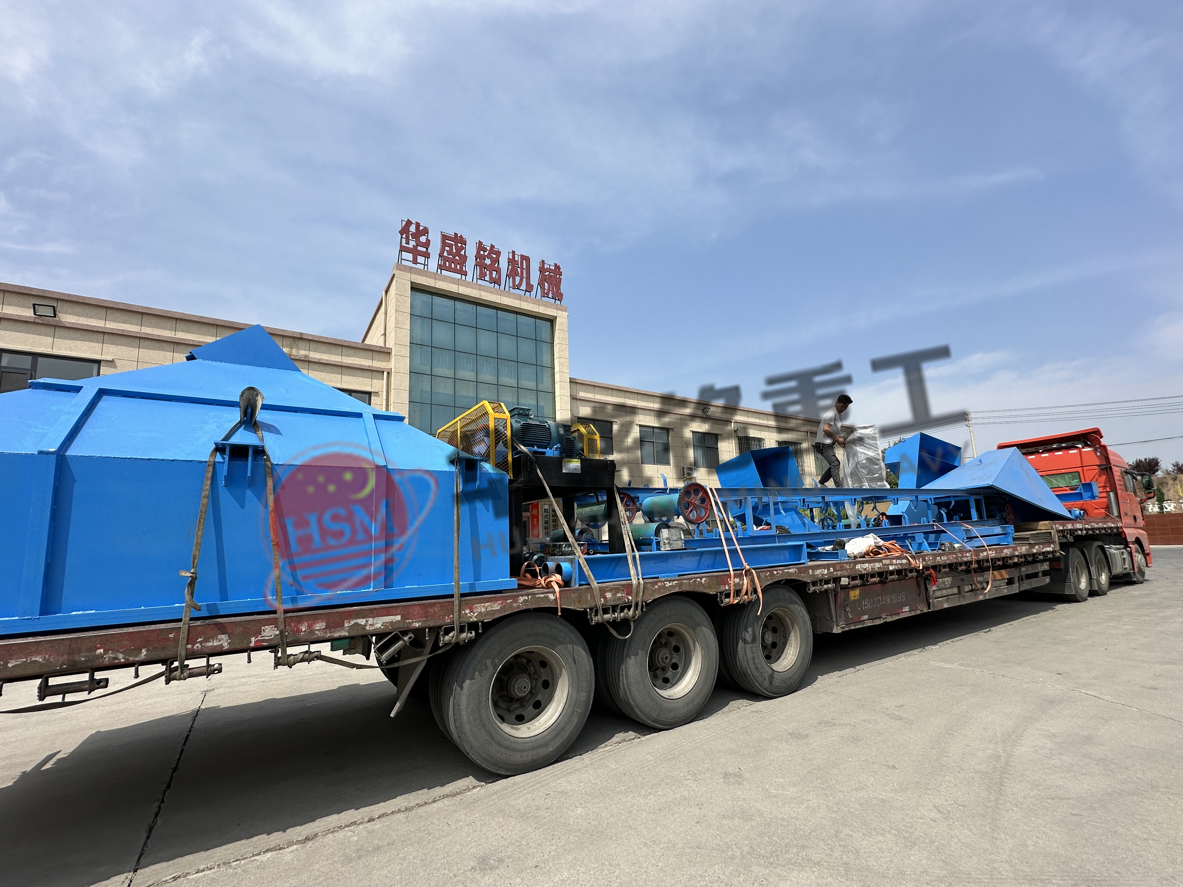 瀝(li)青銑鑤渣(zha)破碎機,銑鑤(bao)料(liao)破碎生(sheng)産線(xian),再(zai)生(sheng)料破碎機(ji),廢舊(jiu)路(lu)麵(mian)料(liao)破(po)碎(sui)機(ji) 