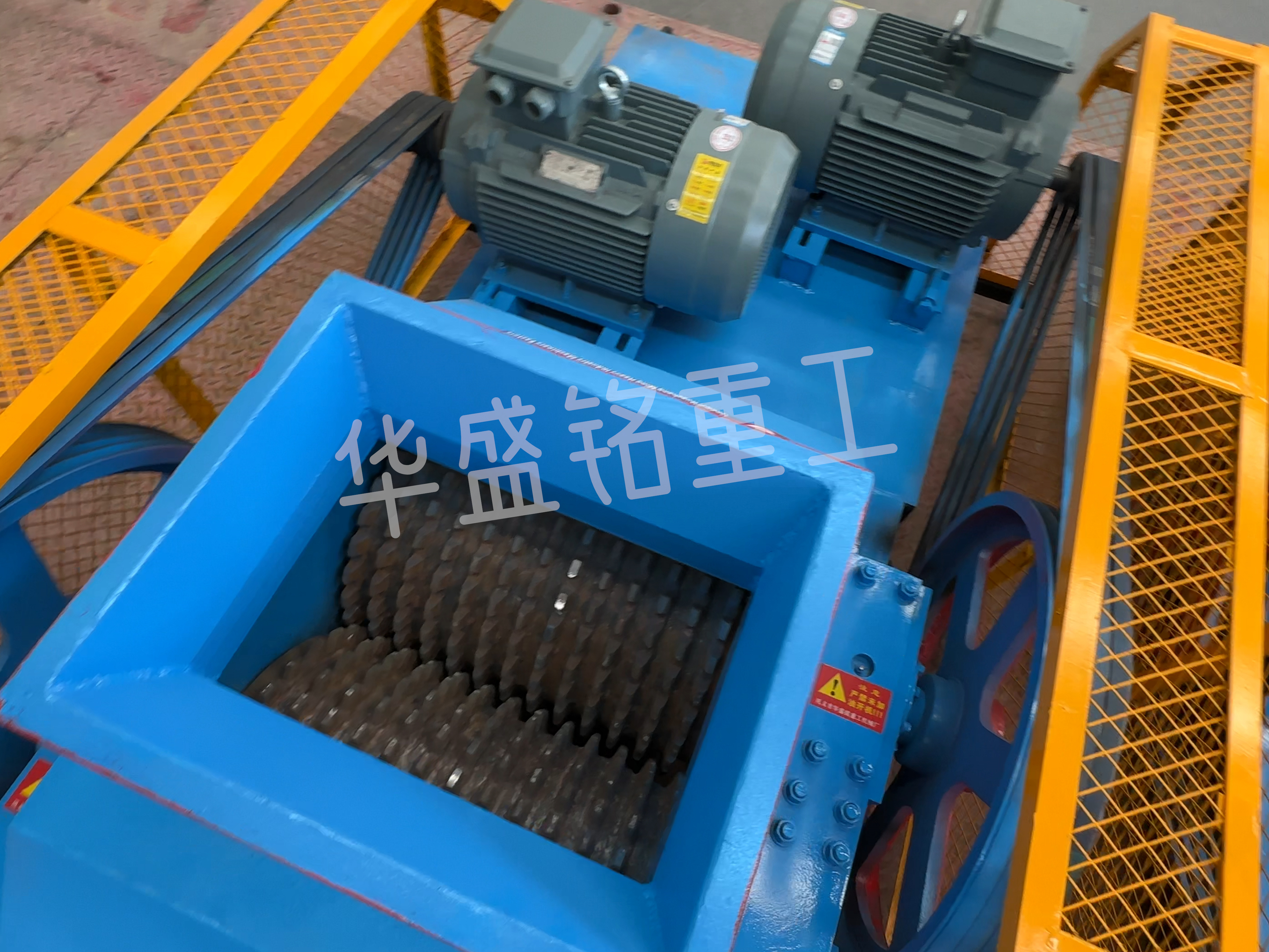大塊(kuai)瀝青(qing)料(liao)破碎(sui)機,瀝青(qing)銑(xian)鑤料破(po)碎(sui)機,瀝(li)青再生料雙(shuang)齒輥(gun)破(po)碎機(ji)廠(chang)傢(jia) 